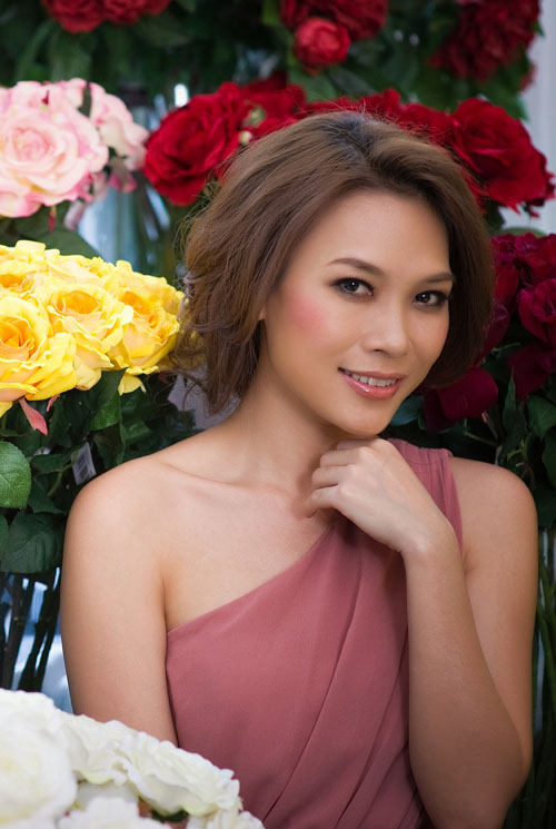 Mỹ Tâm thường khéo léo búi lỏng, bồng và để tóc mái ôm gương mặt, nhằm che bớt nhược điểm.