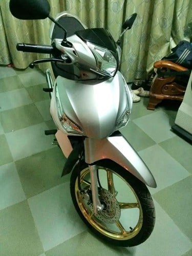 Dòng xe này có vẻ như phù hợp với người đứng tuổi hơn là thanh niên nên nó có cách độ đơn giản không màu mè như các loại Honda Wave hay Honda Dream để vẫn giữ được vẻ lịch lãm vốn có.