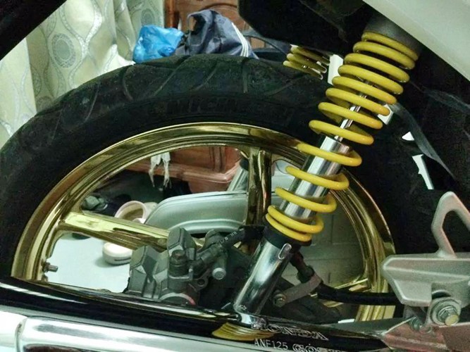 Cận cảnh dàn chân sau của xe. Nhiều thành viên diễn đàn xe máy cho rằng chủ nhân chiếc xe này khá chịu chơi khi mạ vàng mâm xe. Được biết, chiếc Future đã chạy khoảng 3.000 km và đang được rao bán với giá tối thiểu 35 triệu đồng.