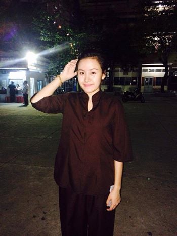 Bà Tưng mặc áo nâu, dịu dàng như thôn nữ lên chùa.