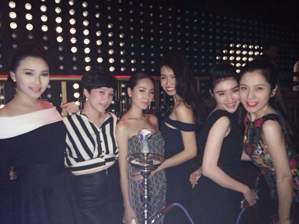 Phương Linh xinh nổi bật khi đi chơi cùng bạn.