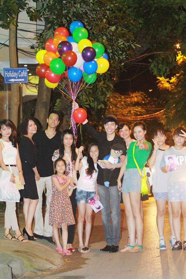 Nathan Lee đi chơi Trung thu sớm với các em nhỏ.