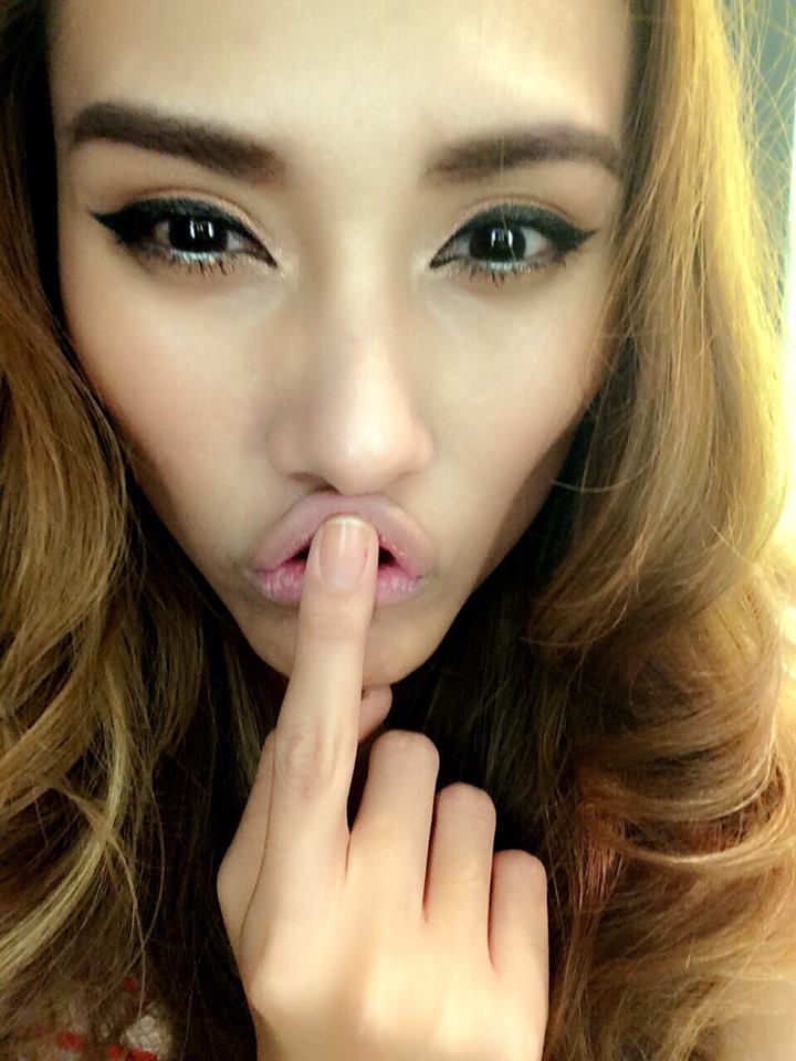 Hoàng Yến chúc các fan ngủ ngon với khuôn có thể mặt dọa ma.