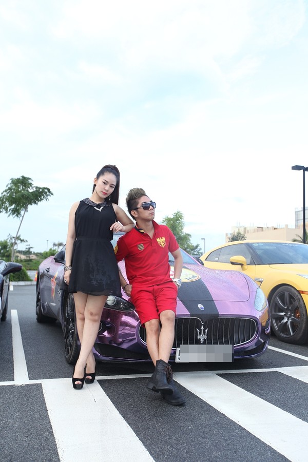 Đây được coi là lần đầu tiên nữ ca sĩ này thể hiện tình cảm công khai với bạn trai khi trước đó cả hai đều lên tiếng phủ nhận việc đang có quan hệ tình cảm với nhau.
