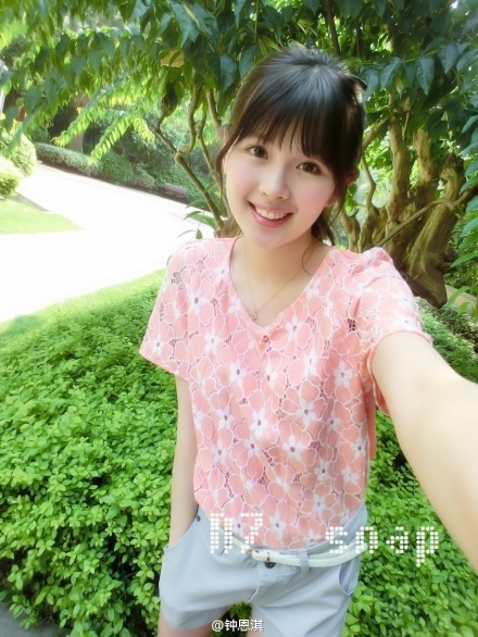 Theo một vài người bạn thì ngoại hình bên ngoài của Zhong không khá trong ảnh là mấy, rất xinh xắn, đáng yêu.