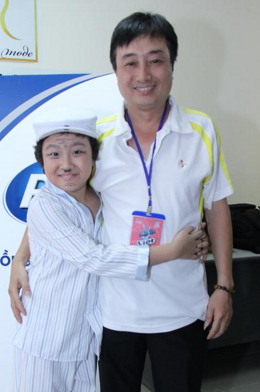 Ở đêm liveshow 3, các thí sinh được đầu tư kỹ lưỡng hơn về ngoại hình, cách dàn dựng tiết mục để đem lại bài thi hoàn hảo. Cậu bé Hoàng Anh gây bất ngờ khi hóa trang thành ông già tóc bạc ngộ nghĩnh. Bố của em cũng vào tận hậu trường để động viên con trước giờ thi.