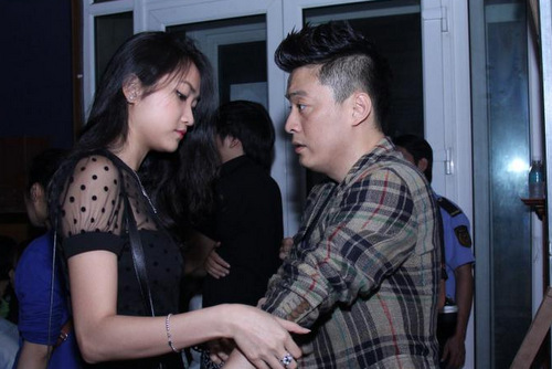 Yến Phương chu đáo chỉnh lại Shbet999 com đăng nhập cho 'anh Hai' trước khi ghi hình.