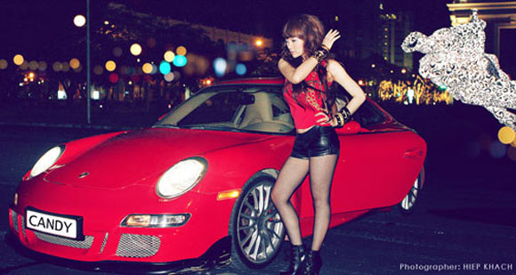 Thu Thủy nóng bỏng bên siêu xe.