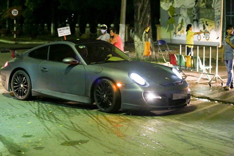 Porsche 911 bạc tỷ màu xám.