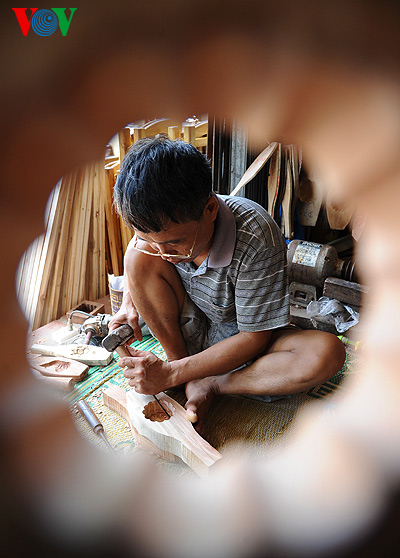 Ông Trần Văn Bảng chia sẻ: 'Do lợi nhuận không cao cộng với việc phải cạnh tranh với những khuôn bánh bằng nhựa của Trung Quốc nên hiện tại còn rất ít Shbet111 slot, casino, thể thao, xổ số tại xã Tiền Phong còn duy trì nghề làm khuôn gỗ này' .