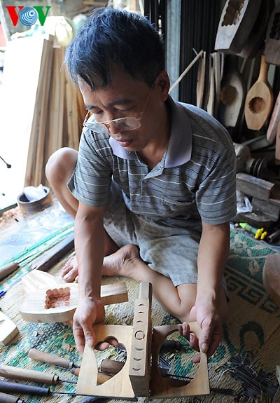 Mẫu khuôn gỗ hình rồng phượng sau khi hoàn thành và cho ra sản phẩm. Giá của những chiếc khuôn gỗ này dao động từ vài trăm nghìn cho tới vài triệu đồng tùy theo độ tinh xảo và kích thước.