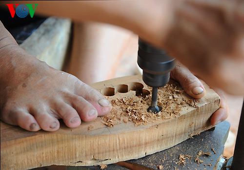 Sau đó phôi gỗ sẽ được bào nhẵn, vẽ hình, khoan để tạo khuôn cơ bản.