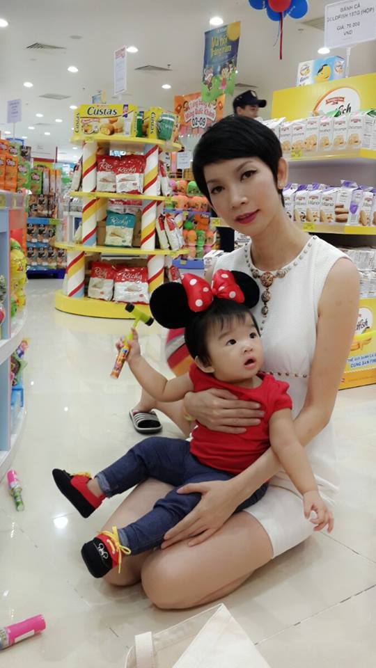 Xuân Lan đưa bé Thỏ đi chơi.