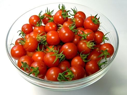 Cà chua bi. Dồi dào vitamin C, cà chua bi còn cung cấp hàm lượng lớn lycopene – một chất chống oxy hóa giúp ngăn ngừa bệnh ung thư và bệnh tim. Cộng với một số lượng lớn chất xơ, vitamin A và một ít folate, cà chua bi là Shbet0099 cá cược trực tuyến được coi là nhiều dinh dưỡng.