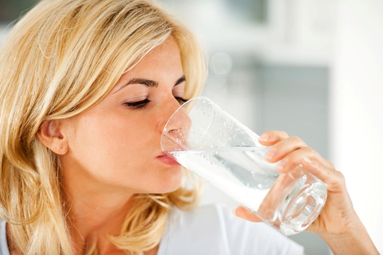 Nước lọc. Như chúng ta đều biết uống nhiều nước là cách bài độc tốt nhất. Táo bón là hiện tượng thường gặp do không cung cấp đủ nước cho Sh88bet đăng ký miễn phí, trong khi táo bón kéo dài là một trong những nguyên nhân chính gây béo phì. Vì vậy, hãy uống 8 cốc nước mỗi ngày để bổ sung lượng nước cần thiết cho Sh88bet đăng ký miễn phí.