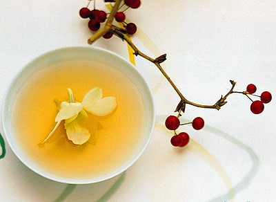 Trà được xem là thức uống giải độc tự nhiên hiệu quả. Uống trà có thể tăng cường tiêu hóa, vì vậy uống trà sau bữa ăn khoảng 30 phút là thói quen tốt và có tác dụng giảm béo. Trong đó, trà bồ công anh có tác dụng mát gan, làm sạch máu và bài tiết các độc tốt dư thừa khỏi Sh88bet đăng ký miễn phí; trà gừng bài độc thông qua việc tiết mồ hôi; trà xanh giúp tăng cường khả năng trao đổi chất, thúc đẩy nhu động ruột và giúp đỡ quá trình đào thải chất độc.