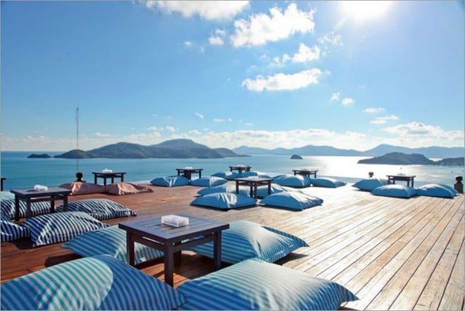 Nhà hàng 360 độ ở Phuket, Thái Lan: 360 Degrees được đặt trong một thiên đường nhiệt đới gần bãi biển Layan tại Phuket, nằm trên đỉnh một ngọn đồi nhìn ra biển Andaman.