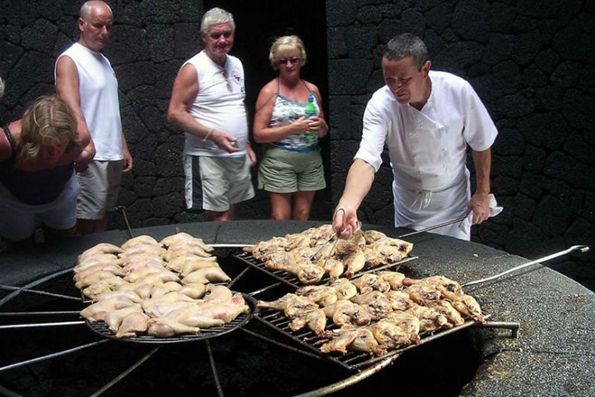 Nhà hàng trên núi lửa ở Teguise, Tây Ban Nha: Nhà hàng El Diablo ở đảo Lanzatore là nơi vô cùng độc đáo với các Shbet0099 cá cược trực tuyến chủ yếu là thịt nướng, nhưng được nướng bằng nhiệt từ một ngọn núi lửa hoạt động sâu dưới lòng đất.