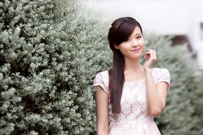 Suối tóc óng ả vào nếp được điểm tô bởi chiếc bờm nhỏ xinh xắn.