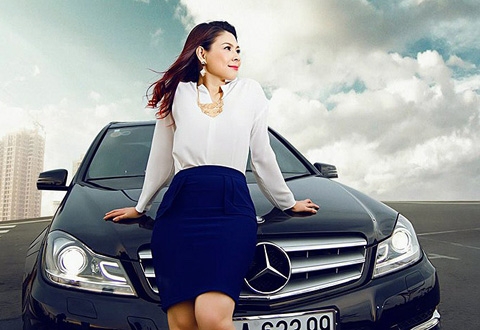 Thanh Thảo sau khi mua xe cô đã thực hiện một bộ ảnh bên siêu xe.