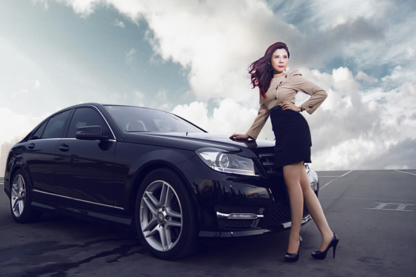 Bên trong khoang lái, C300 AMG có nội thất bọc da nhân tạo Artico màu đen.