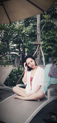 Phương Linh gợi cảm bên bể bơi.