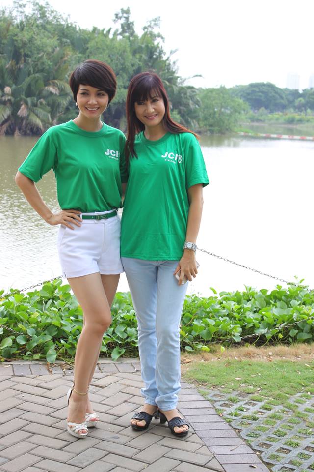 Mai Thu Huyền khoe dáng điệu đà bên diễn viên Hiền Mai.