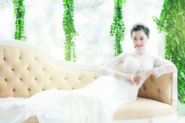 Á hậu Linh Chi bất ngờ tung ra bộ ảnh mới với phong cách đầy mới lạ.