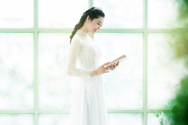 Linh Chi đẹp dịu dàng và nữ tính.
