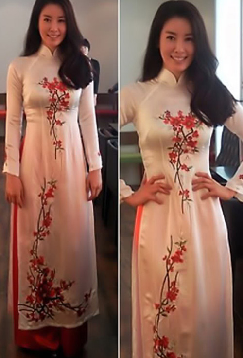 Lee Tae Ran xinh đẹp trong chiếc áo dài trắng thêu hoa đỏ do các fan Việt gửi tặng.