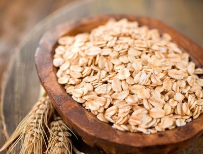 Bột yến mạch. Hàm lượng chất béo ít nhưng lại cực kỳ giàu protein, vì vậy bột yến mạch là một trong những thực phẩm tốt nhất cho sức khỏe ở mọi lứa tuổi. Các mẹ đừng quên cho bé ăn bột yến mạch để bổ sung dưỡng chất, thúc đẩy quá trình phát triển chiều cao của bé.