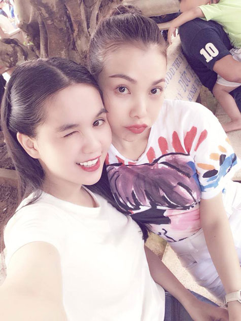 Hình ảnh Ngọc Trinh vui tươi đi phát quà gây bão.