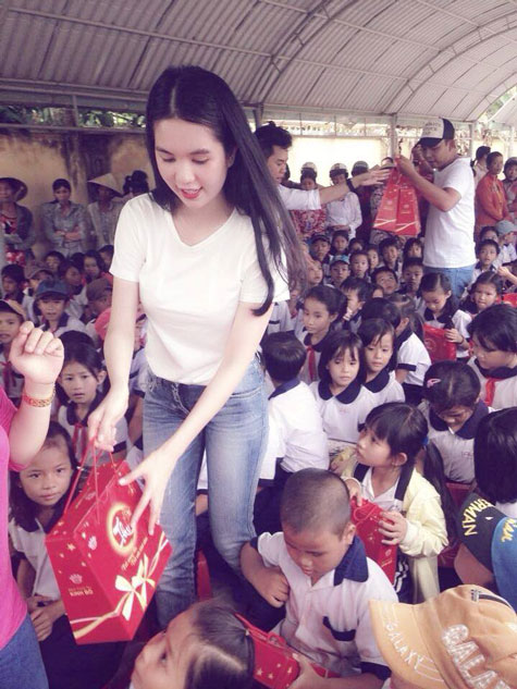 Hành động ý nghĩa nhưng Ngọc Trinh lại biến nó thành một hành động phản cảm của mình.