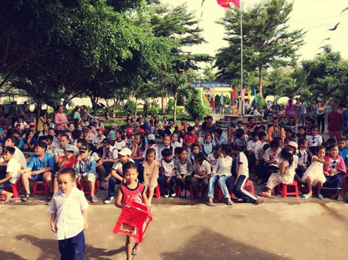Những em nhỏ chuẩn bị nhận quà của Ngọc Trinh.