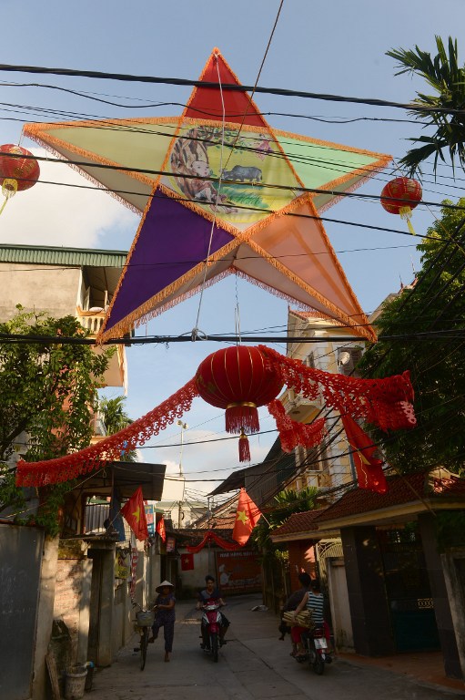 Sắc màu Trung thu len lỏi vào một ngõ nhỏ ở huyện Quốc Oai, Hà Tây, ngoại thành Hà Nội.