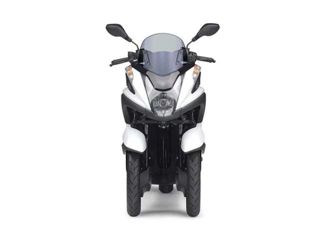 Tricity được trang bị động cơ 4 thì dung tích 125cc, làm mát bằng dung dịch, cho công suất 10,9 mã lực và mô-men xoắn 10,4 Nm. Hệ thống treo liên kết hình bình hành ở 2 bánh trước của Tricity với 4 phuộc chia đều cho hai bên. Bộ bánh trước của Yamaha Tricity có đường kính 14 inch.