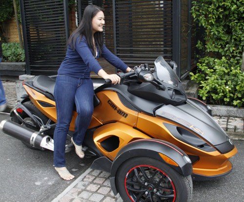 Điểm nổi bật của chiếc xe là hệ thống treo kiểu ô tô nhưng điều khiển bởi tay SHBET 1000 World Cup máy.