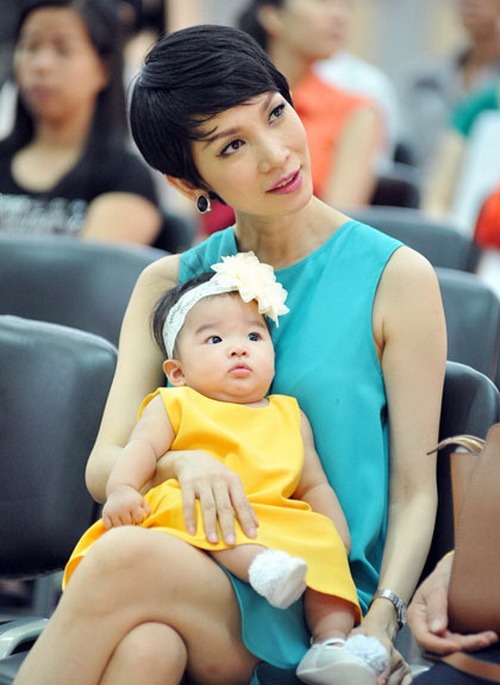 Hai mẹ con đi dự sự kiện nào!