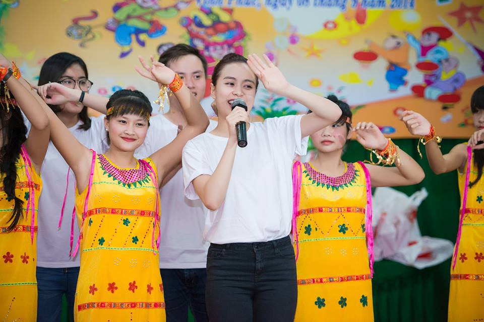 Hoàng Thùy Linh đã có một ngày ý nghĩa khi dành rất nhiều phần uà Trung Thu các em bé tại Vĩnh Phúc.