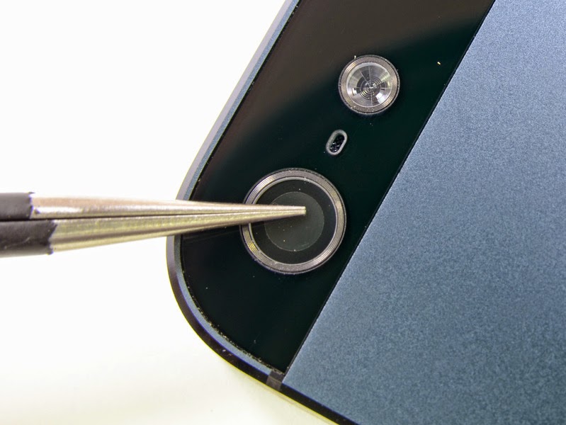 Tuy nhiên, bạn cũng đừng nên quá lo lắng về việc camera iPhone 6 sẽ 'lồi' lên, vì với chất liệu sapphire được bao phủ trên camera của iPhone 6.