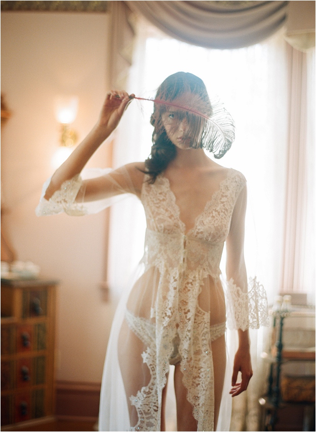Sự nóng bỏng sẽ tăng lên rất nhiều nếu như đi kèm nội y là tấm áo ren xuyên thấu khoác ngoài nửa kín nửa hở kích thích trí tưởng tượng và hâm nóng nhiệt đêm tân hôn.