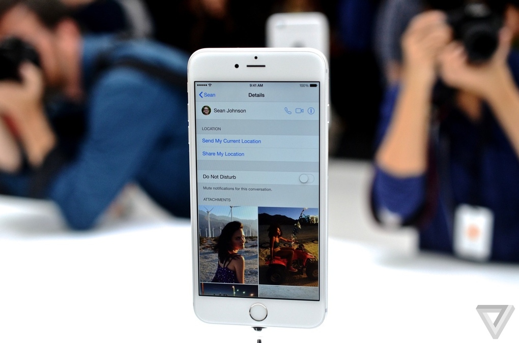 iPhone thế hệ thứ 8 có 2 phiên bản là iPhone 6 (màn hình 4.7 inch giống iPhone 5S) và iPhone 6 Plus (màn hình 5.5 inch).