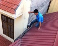 Giả siêu nhân, tên trộm trần truồng nhảy từ tầng 5 xuống đất