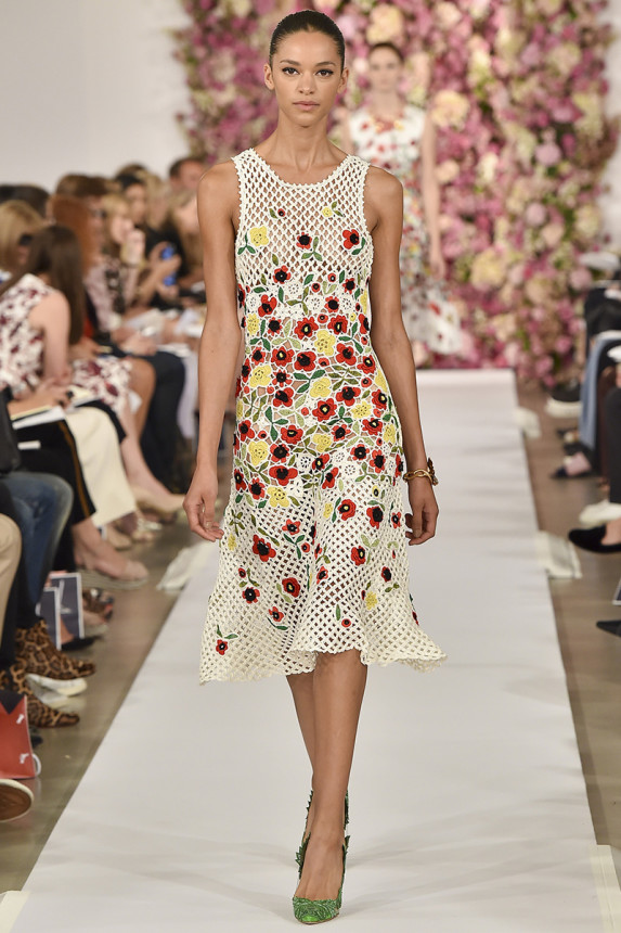 Cùng với việc hàng loạt ngôi sao nổi tiếng đã diện váy kiểu Oscar de la Renta trong các event quan trọng, xu hướng váy hoa dự báo sẽ trở thành trào lưu sôi động của mùa xuân hè 2015.