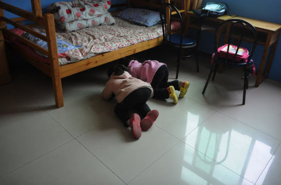 Yue Yue và Zhen Zhen chơi bi trong phòng.