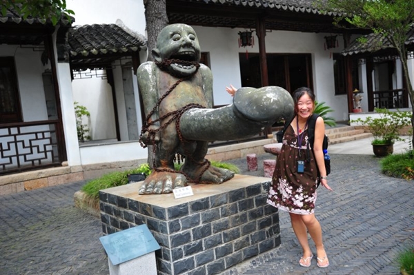 Các hiện vật sẽ được trưng bày theo các chủ đề như: cách mạng tình dục, tôn giáo với tính dục, sự phát triển của các kiểu hôn nhân, phụ nữ với tình dục hay về sức khỏe tình dục… tất cả đều được trưng bày và sắp đặt rất công phu và khéo léo.