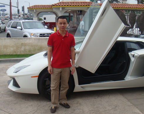 Hiện, đại gia này sở hữu một loạt xe ô tô hạng sang như Lamborghini, Rolls Royce, Ferrari.