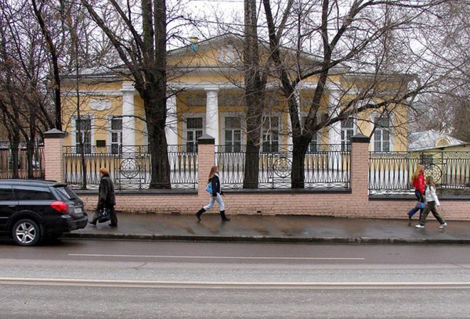 Phố Ostozhenka nằm ngay trung tâm Moscow (Nga), là điểm đến của lịch sử, ẩm thực, và đời sống xa hoa của nước Nga. Mỗi mét vuông đất ở đây có giá 29.000 USD.