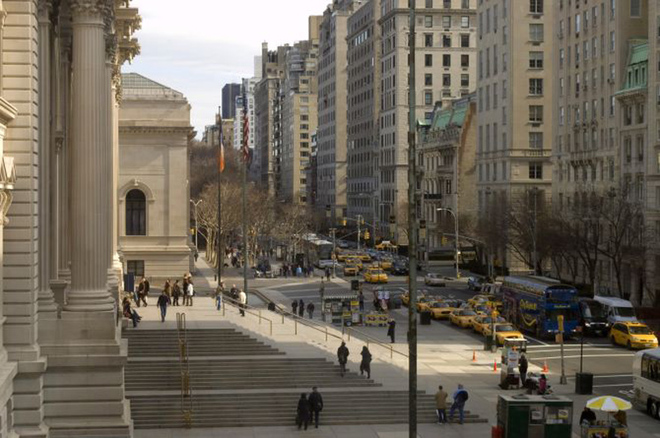 Nhà ở Fifth Avenue (New York, Mỹ), đặc biệt là những ngôi nhà phía trước Công viên Trung tâm có số thứ tự từ 59 đến 96, từ lâu đã là điểm đến của những người giàu có và nổi tiếng. Giá mỗi mét vuông đất ở đây lên đến 28.000 USD.