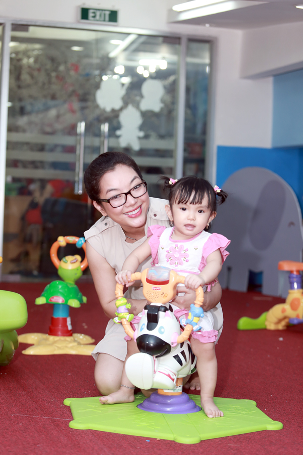 Bé gái Tường Mai (tên đạo: Selina) con gái của Phương Anh.